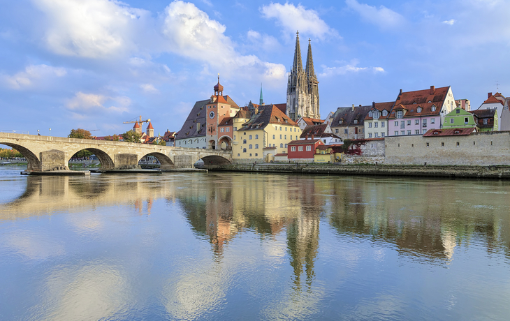 Blick über die Donau auf den Dom von Regensburg, Deutschland