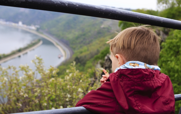 Kleiner Junge an der Loreley