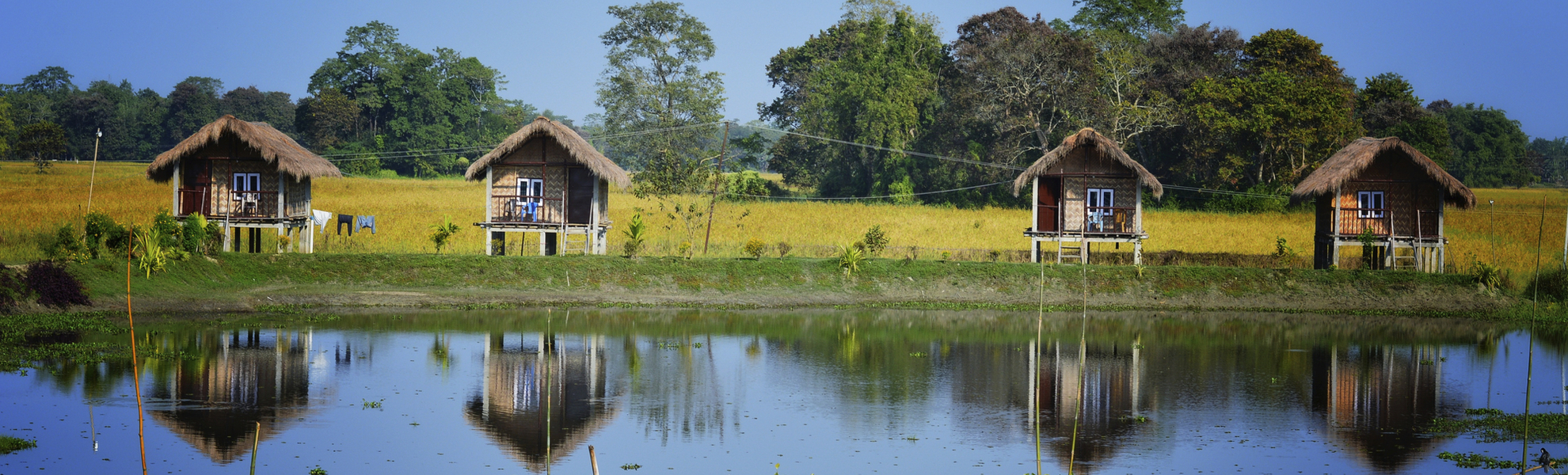 Bambushütten am Brahmaputra Fluss auf Majuli, Indien