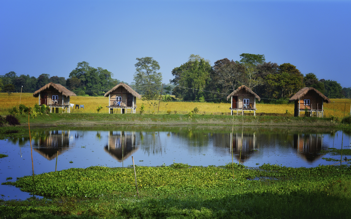 Bambushütten am Brahmaputra Fluss auf Majuli, Indien