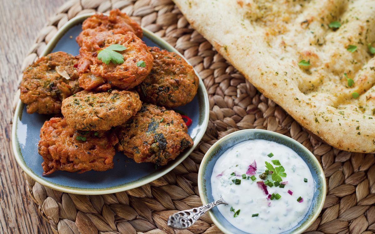Naanbrot mit Pakoras, Indien