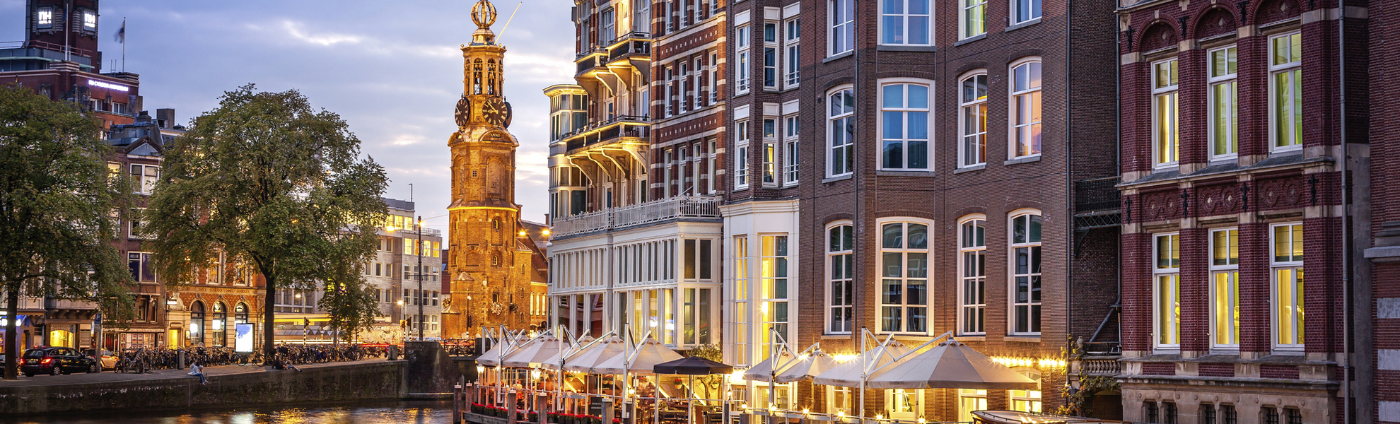 Beleuchtete Gracht in Amsterdam am Abend, Niederlande