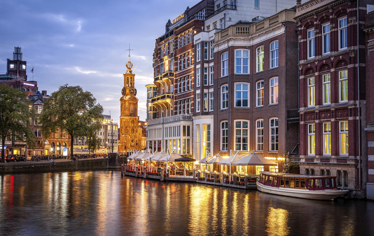 Beleuchtete Gracht in Amsterdam am Abend, Niederlande