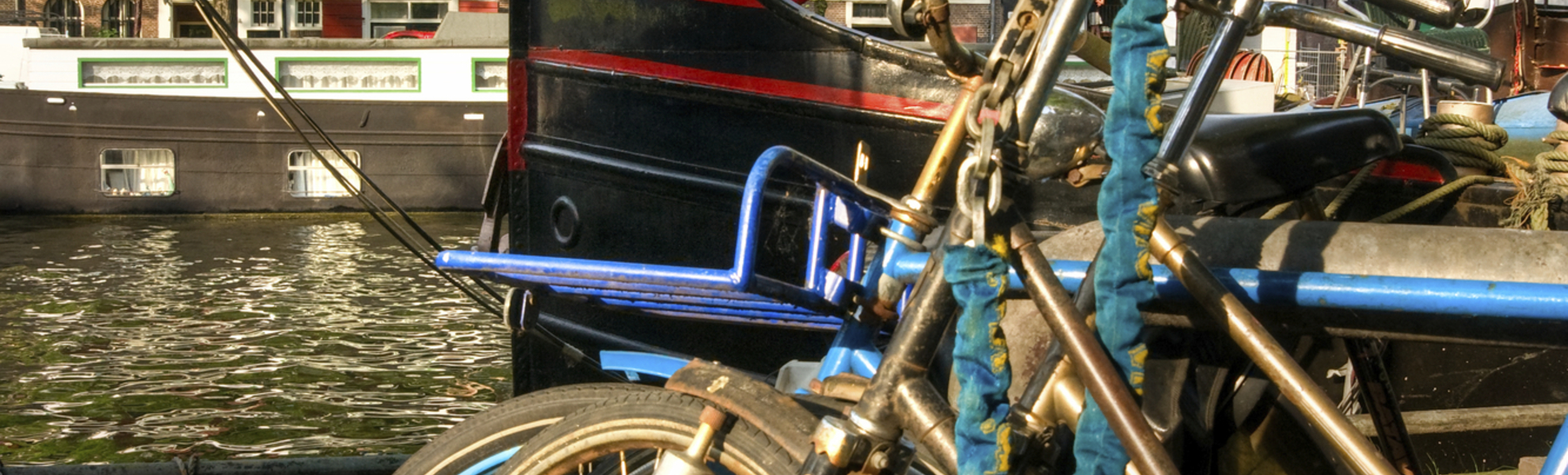 Fahrräder an einer Gracht in den Niederlanden