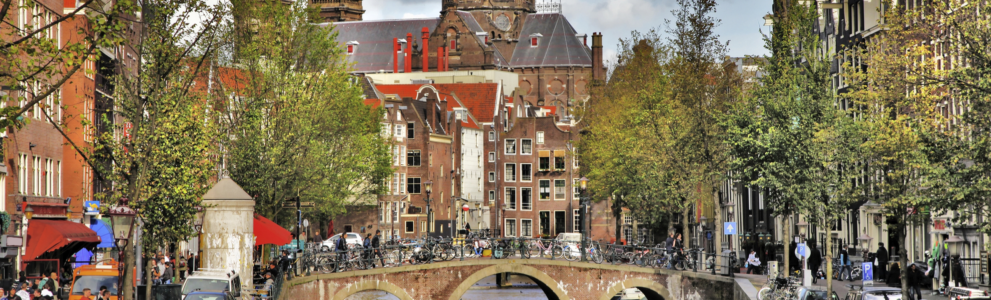 Gracht mit Kirche in Amsterdam, Niederlande