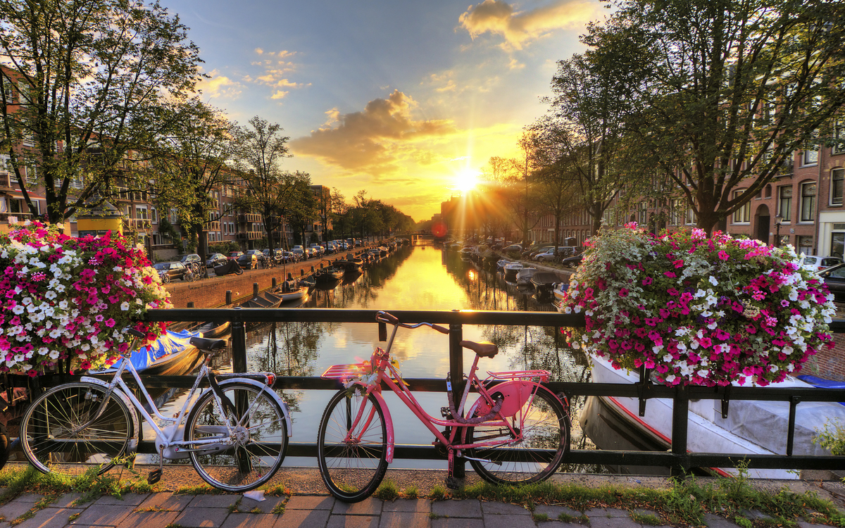 Sonnenuntergang in einer Gracht von Amsterdam, Niederlande
