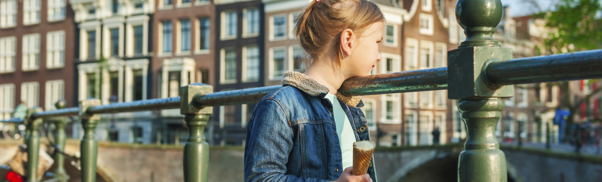 Mädchen an den Grachten von Amsterdam, Niederlande
