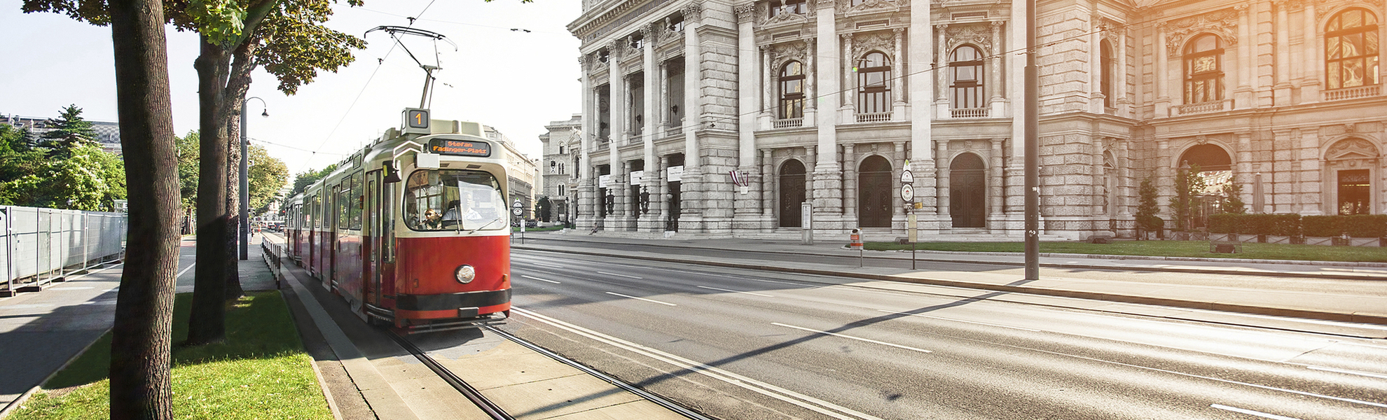 Straßenbahn vor dem Burgtheater in Wien, Österreich