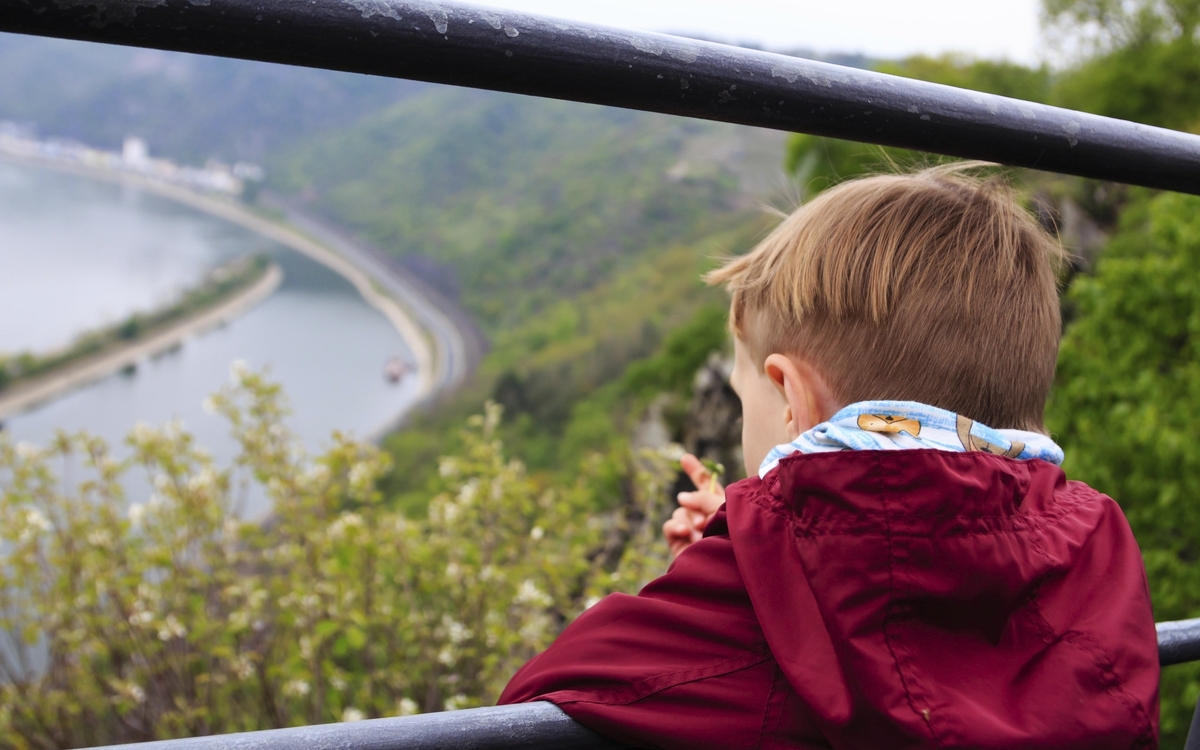 Kleiner Junge an der Loreley