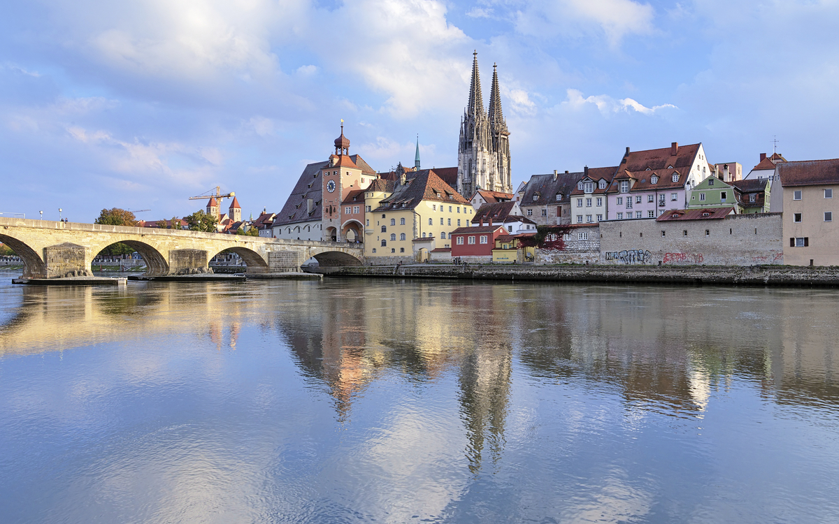 Dom von Regensburg spiegelt sich im Wasser der Donau, Deutschland