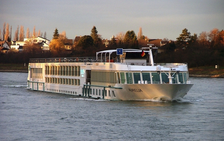 MS Aurelia im Sonnenuntergang