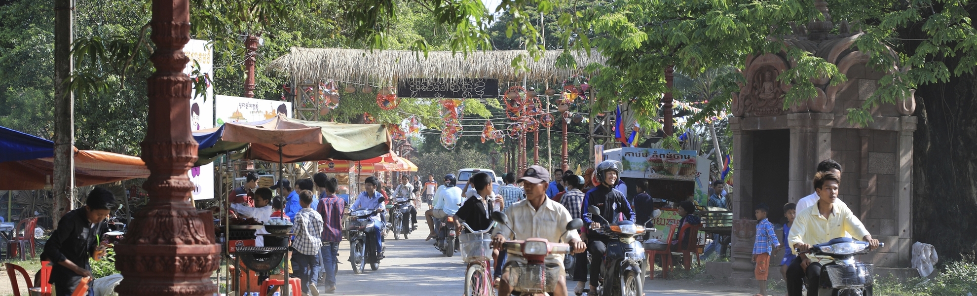 Reger Betrieb auf dem Weg zum Wat Nokor Tempel in Kambodscha