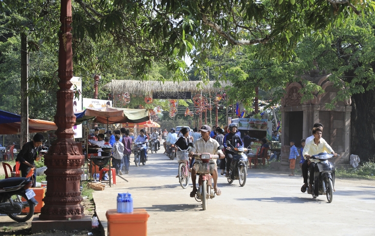 Reger Betrieb auf dem Weg zum Wat Nokor Tempel in Kambodscha