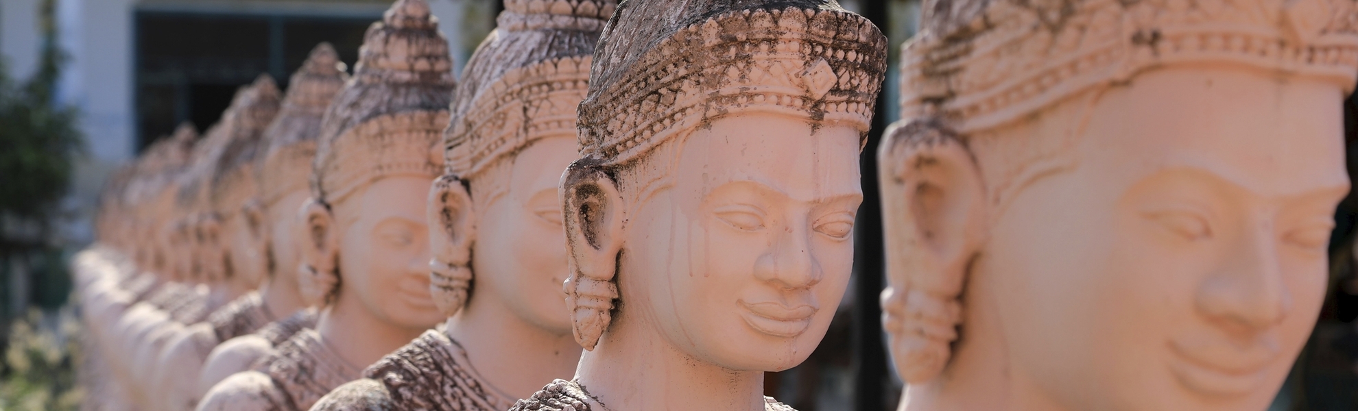 Buddha Statuen im Wat Nokor Tempel, Kambodscha