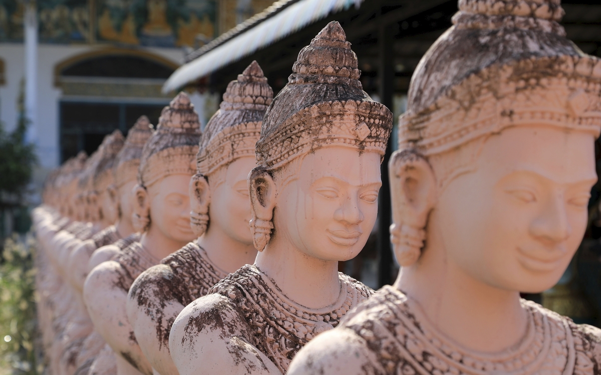 Buddha Statuen im Wat Nokor Tempel, Kambodscha