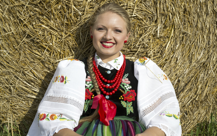 Junge Frau in polnischer Tracht