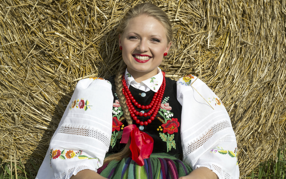 Junge Frau in polnischer Tracht