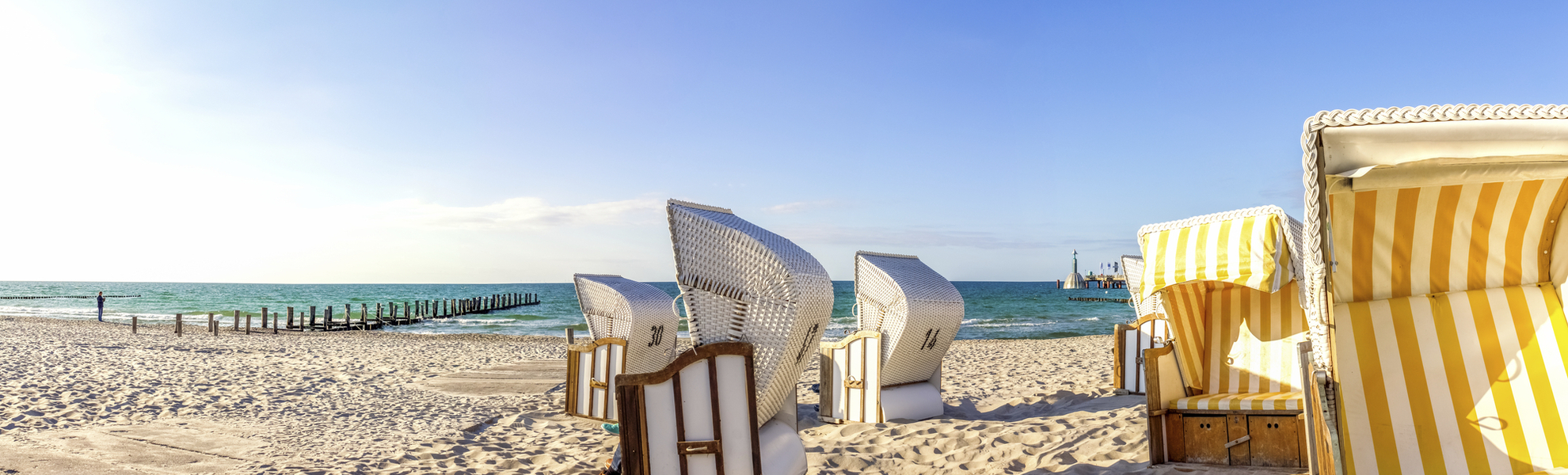 Strandkörbe am Strand von Zingst, Deutschland