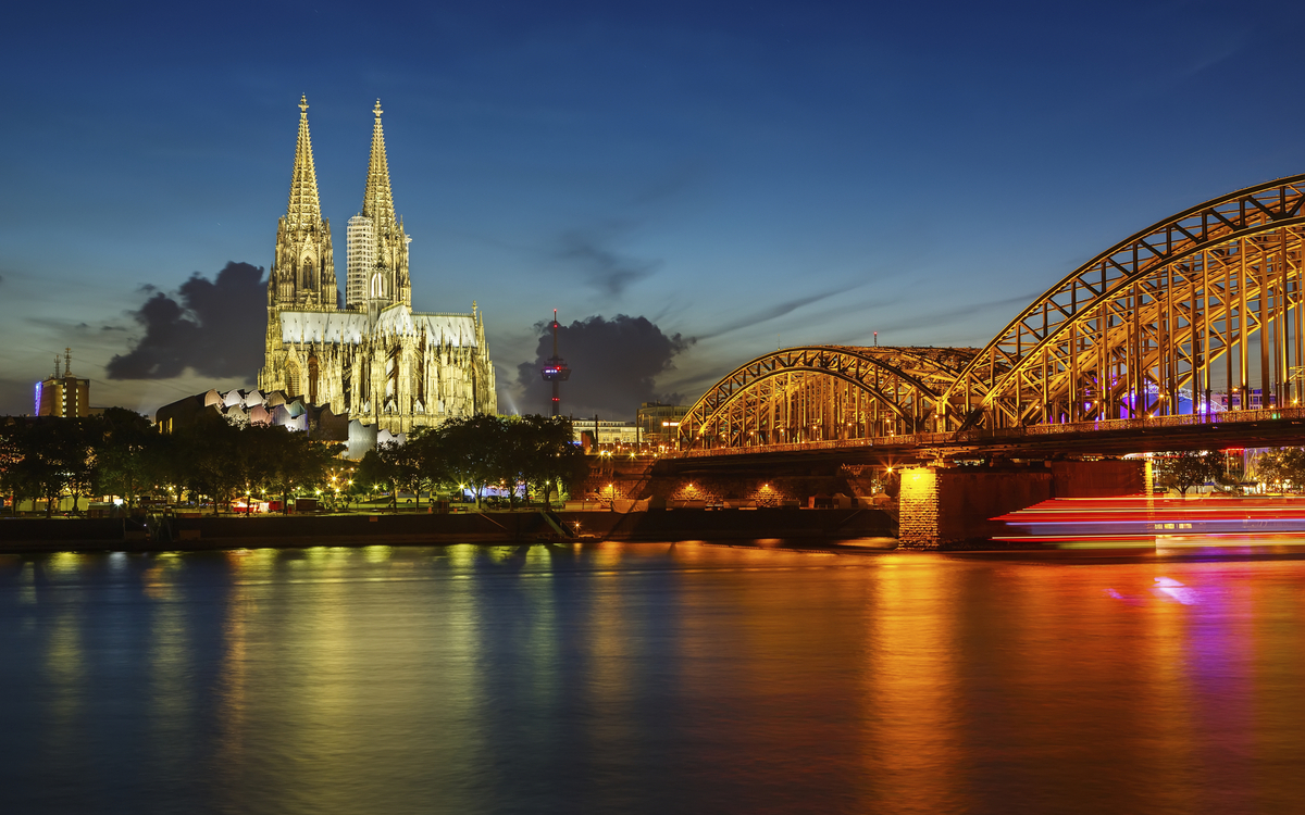 Hohenzollernbrücke und der Kölner Dom bei Nacht, Deutschland