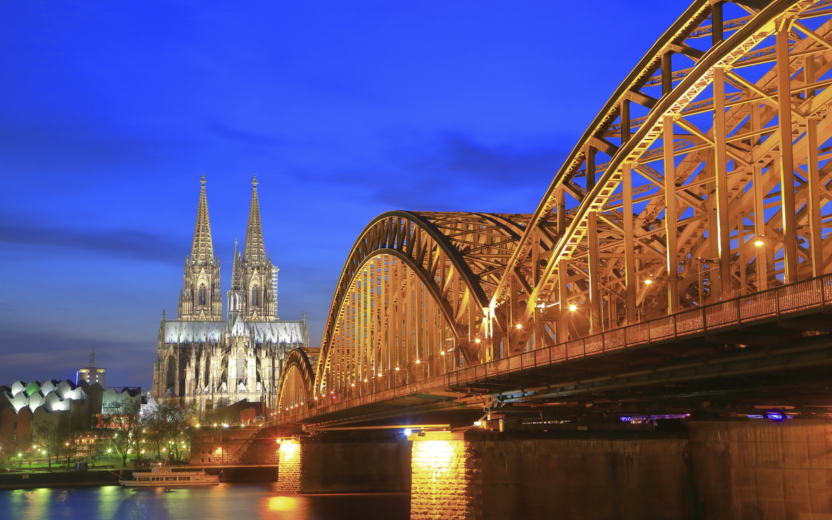 Hohenzollernbrücke und der Kölner Dom bei Nacht, Deutschland