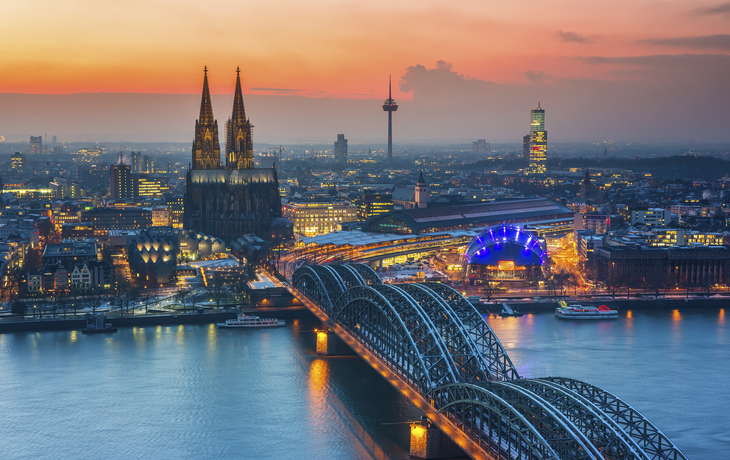 Luftaufnahme von Köln bei Nacht, Deutschland