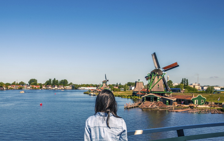 Frau am Kanal vor Windmuehlen, Niederlande