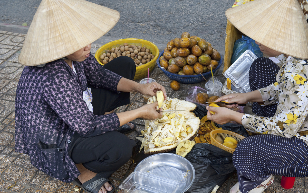 Vietnamesiche Frauen verkaufen die Betelnuss