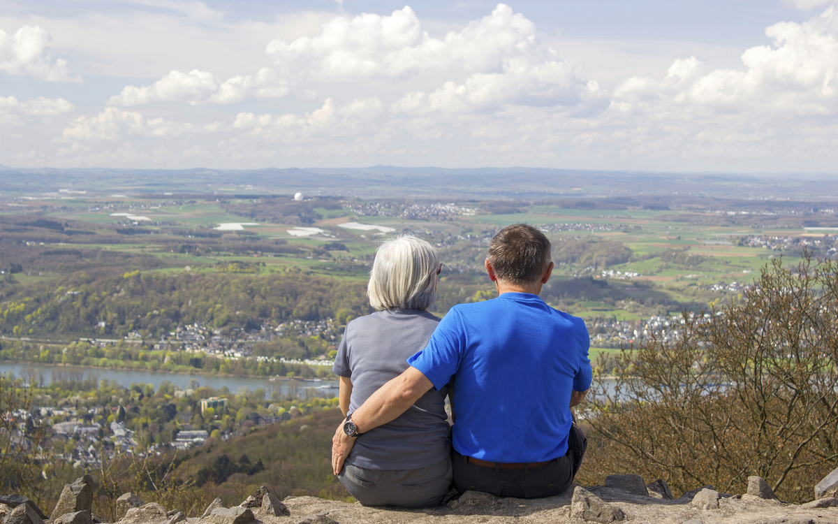 Paar mit Blick auf den Rhein
