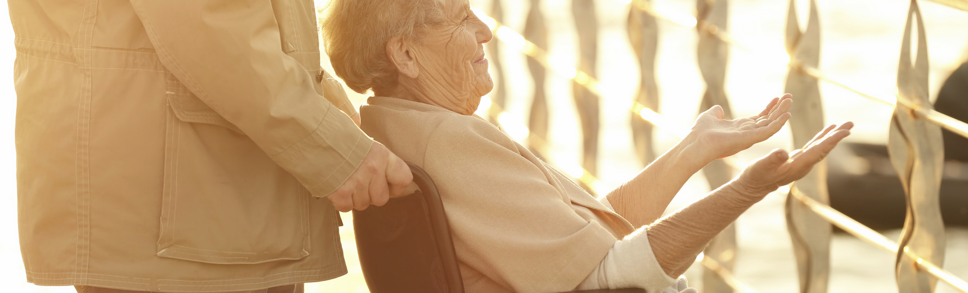Im Rollstuhl sitzende Frau auf dem Schiff