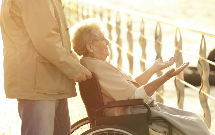 Im Rollstuhl sitzende Frau auf dem Schiff