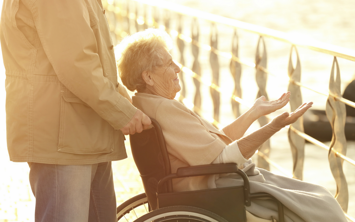 Im Rollstuhl sitzende Frau auf dem Schiff