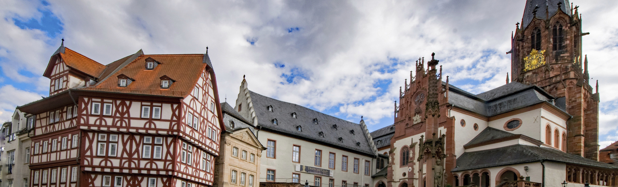 St. Peter und Alexander Kirche vor einem Platz in Aschaffenburg, Deutschland