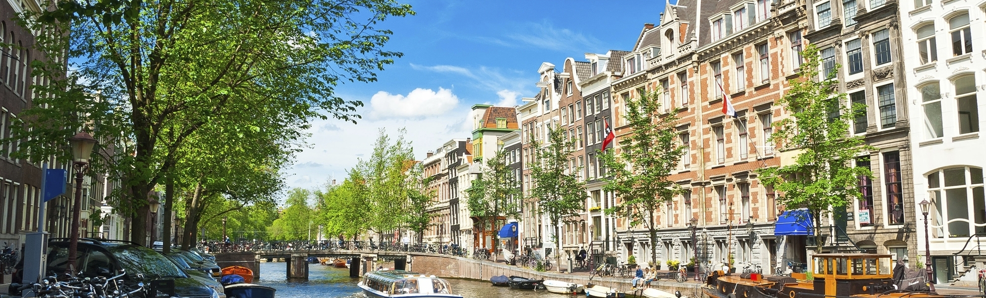 Gracht in Amsterdam mit Hollandrädern am Rand, Niederlande