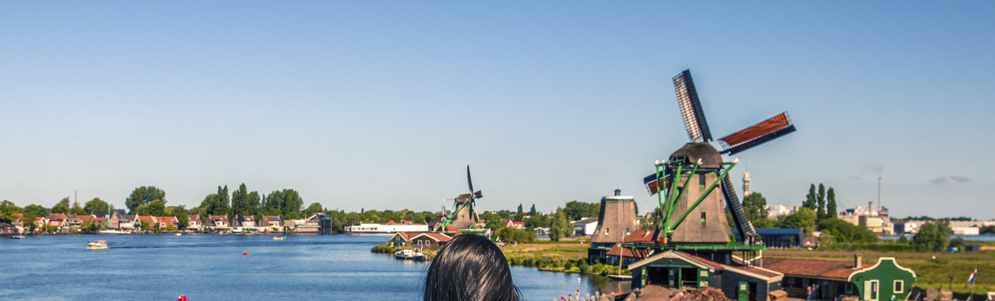 Frau am Kanal vor Windmuehlen, Niederlande