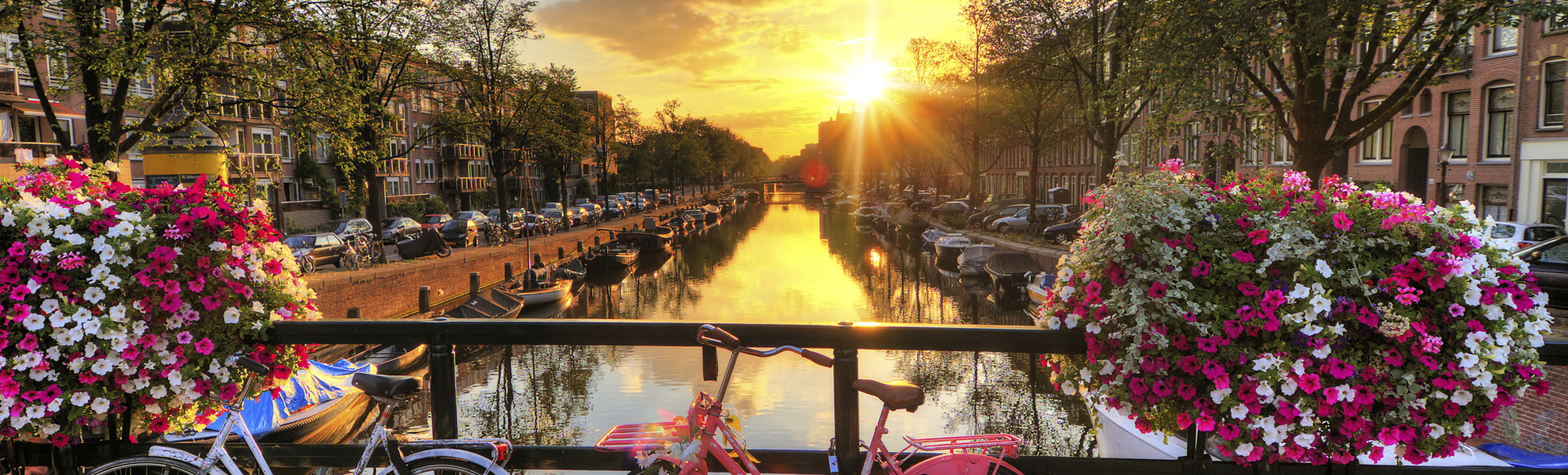 Sonnenuntergang in einer Gracht von Amsterdam, Niederlande