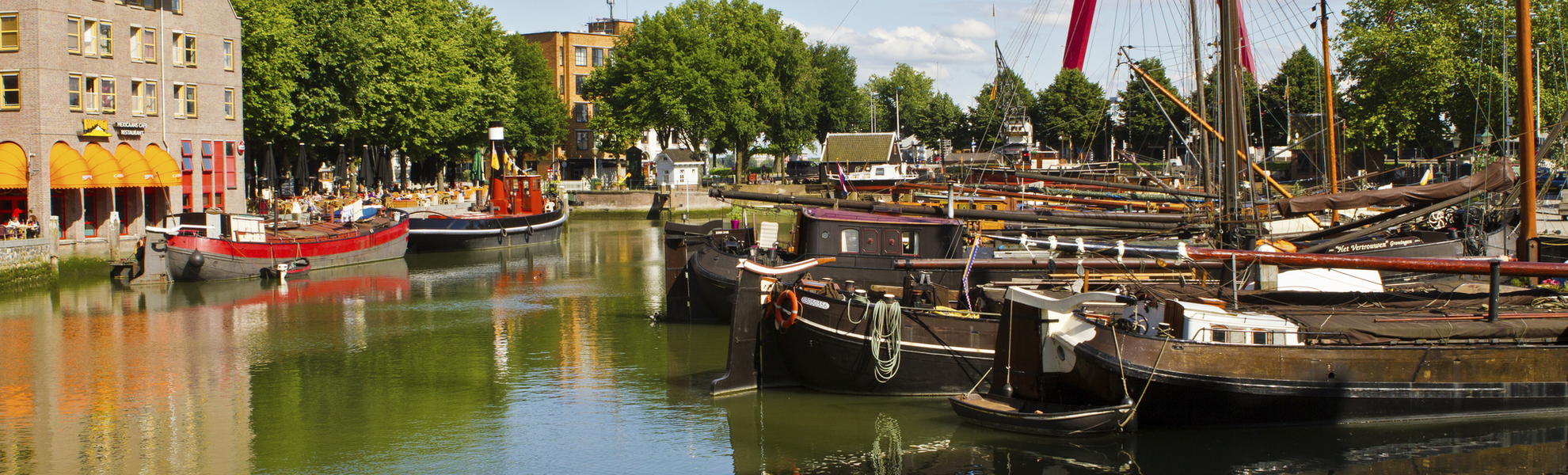 Alte Segelschiffe auf dem Gewaesser vor Rotterdam, Niederlande