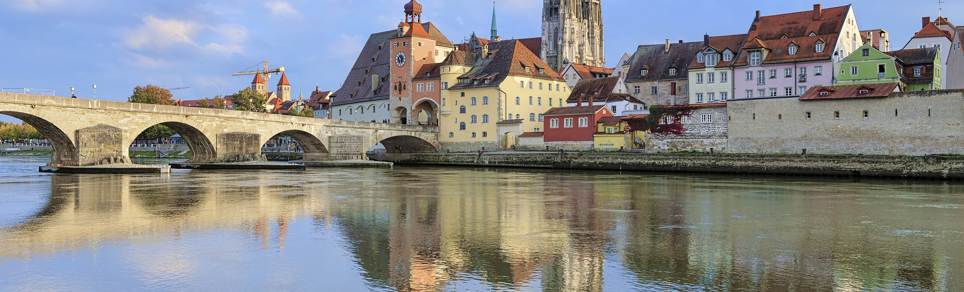 Blick über die Donau auf den Dom von Regensburg, Deutschland