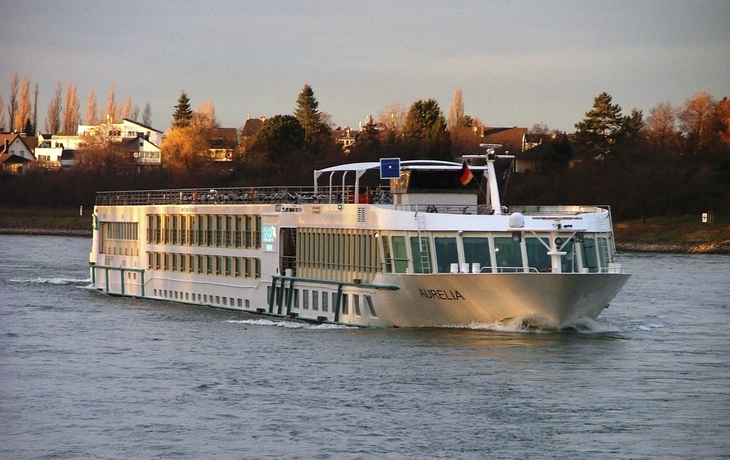 MS Aurelia im Sonnenuntergang