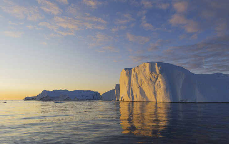 Eisberge im Sonnenuntergang in Grönland