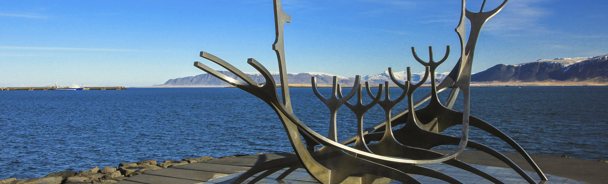 Sonnenfahrt ist eine Skulptur in Rejykavik, Island