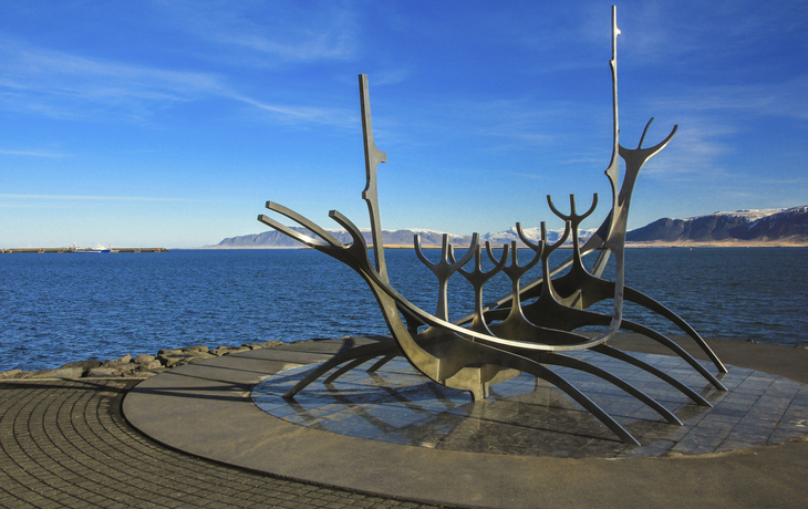 Sonnenfahrt ist eine Skulptur in Rejykavik, Island