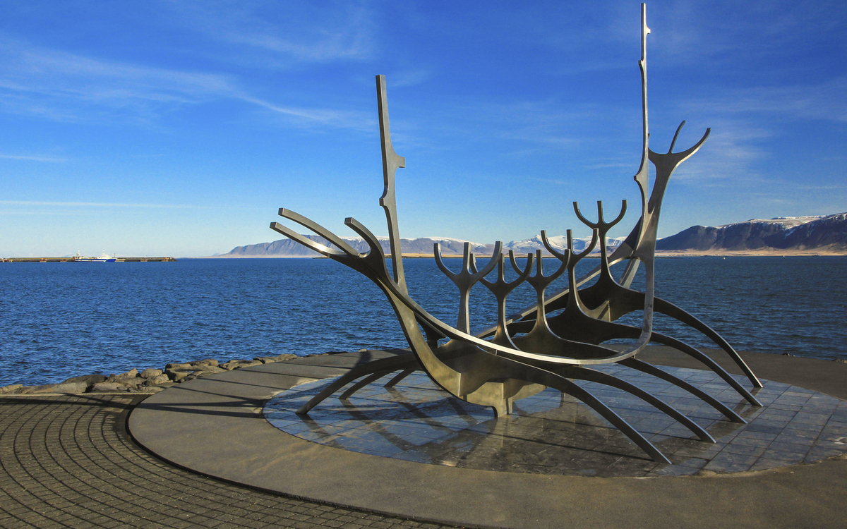 Sonnenfahrt ist eine Skulptur in Rejykavik, Island