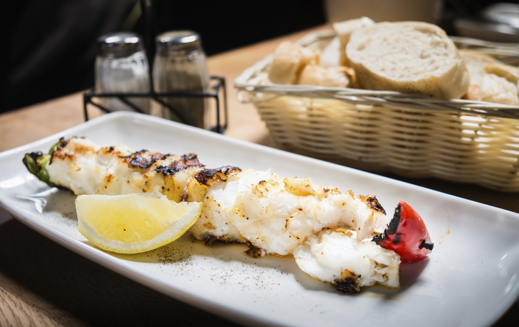 Gegrillter Fisch mit frischer Zitrone