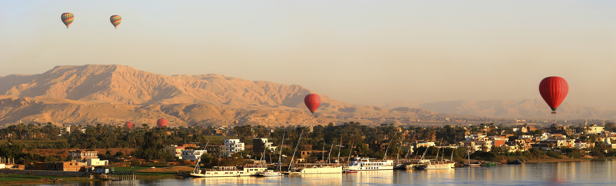 Heißluftballons über Luxor in Ägypten