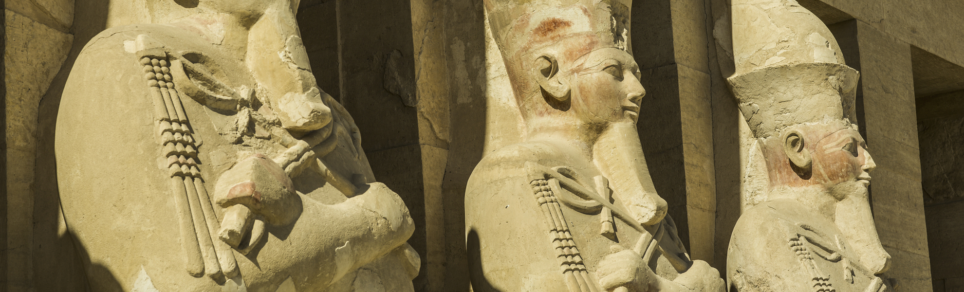 Ramses II. Statuen vor dem Totentempel der Hatschepsut in Ägypten