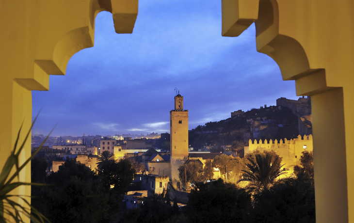 Blick auf die Stadt Fes bei Nacht, Marokko