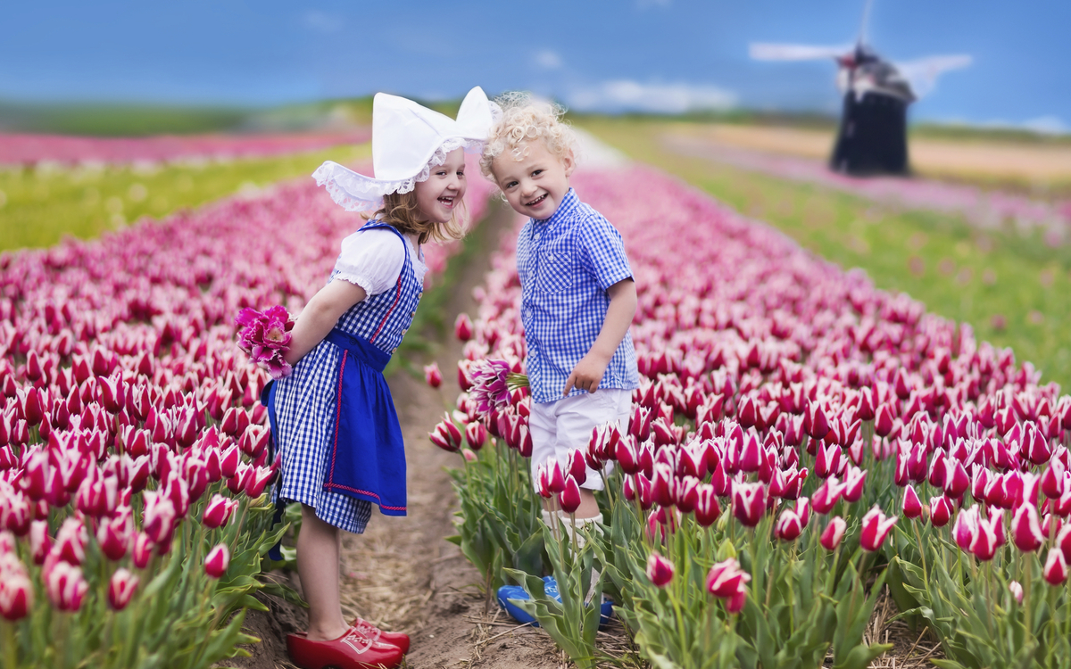 Einheimische Kinder auf einem Blumenfeld, Niederlande
