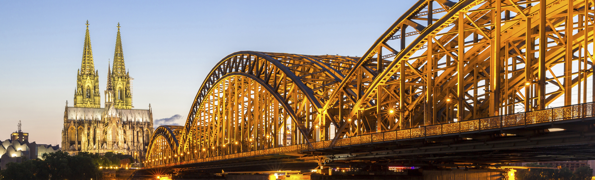 Hohenzollernbrücke und der Kölner Dom während des Sonnenuntergangs, Deutschland