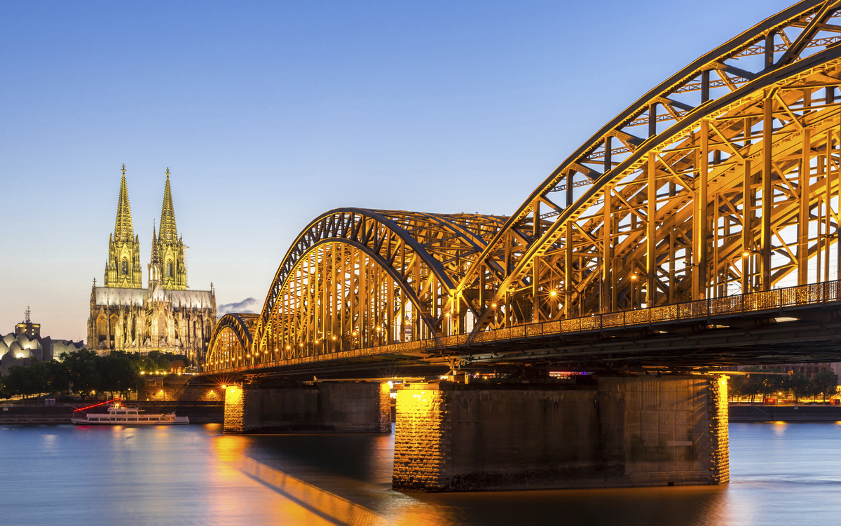 Hohenzollernbrücke und der Kölner Dom während des Sonnenuntergangs, Deutschland