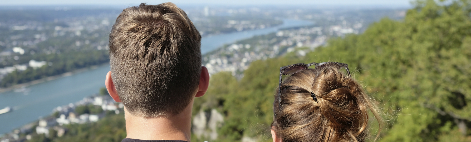 Paar mit Blick auf den Rhein